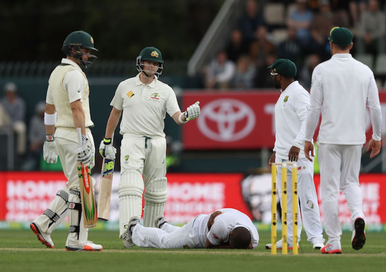 Vernon Philander in pain after colliding with Steven Smith, Australia v South Africa, 2nd Test, Hobart, 1st day, November 12, 2016