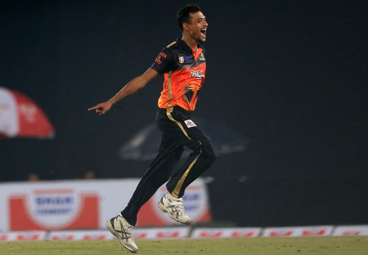 Shafiul Islam exults after picking up one of his four wickets, Chittagong Vikings v Khulna Titans, BPL 2016-17, Mirpur, November 12, 2016