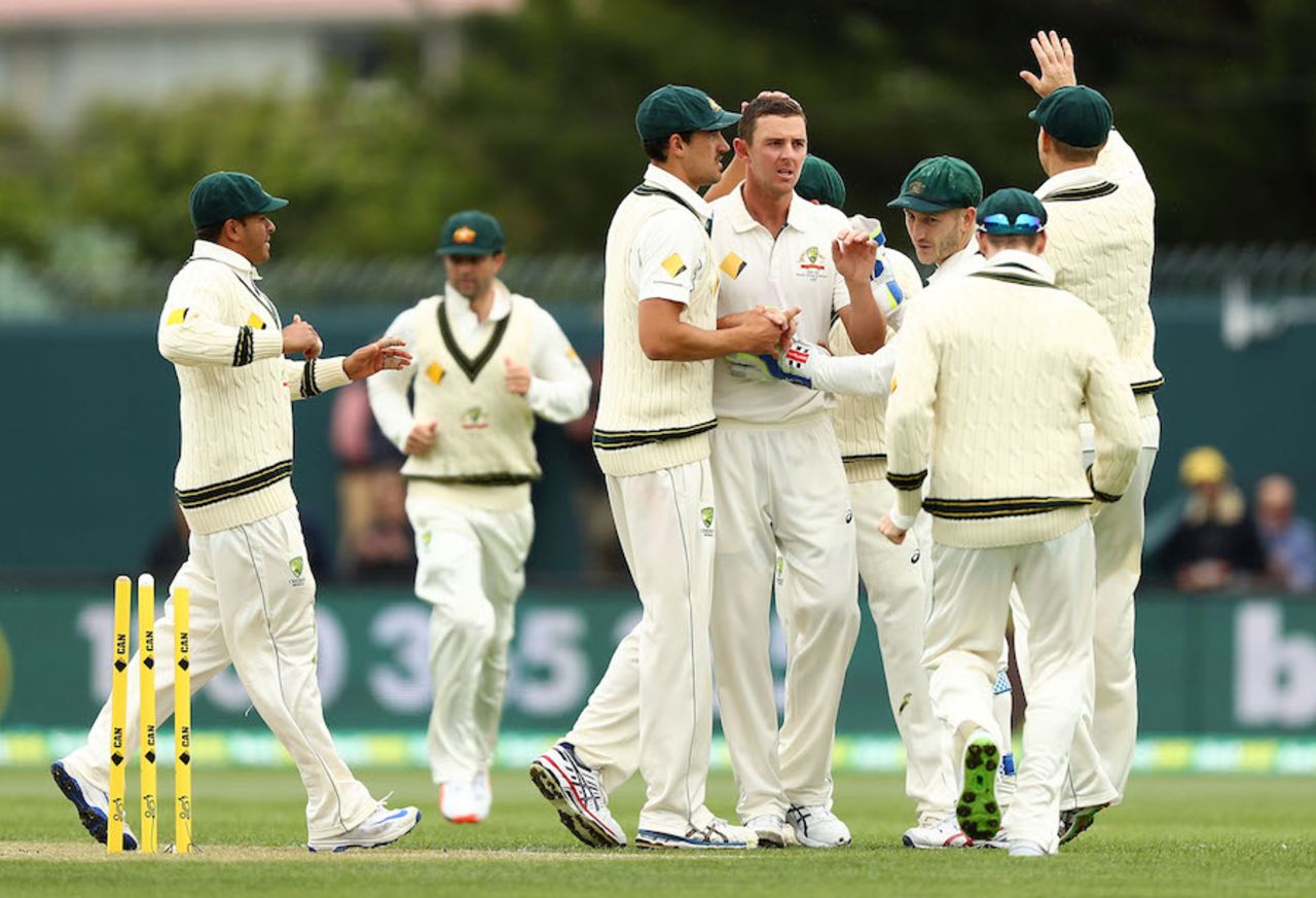 Josh Hazlewood bowled Quinton de Kock, Australia v South Africa, 2nd Test, Hobart, 3rd day, November 14, 2016