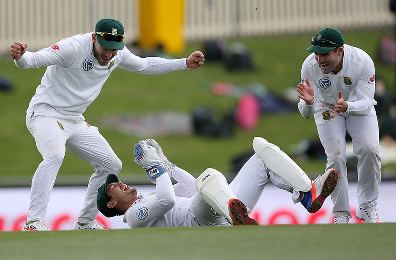 Faf du Plessis and Dean Elgar are thrilled with Quinton de Kock's take behind the stumps, Australia v South Africa, 2nd Test, Hobart, 4th day, November 15, 2016