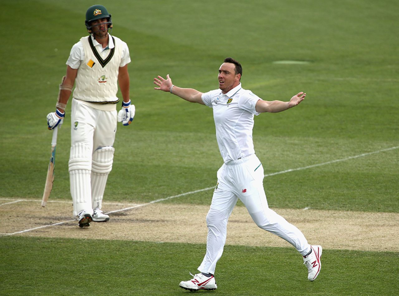 Kyle Abbott completed his five-for with the wicket of Mitchell Starc, Australia v South Africa, 2nd Test, Hobart, 4th day, November 15, 2016