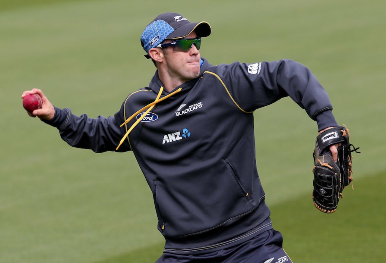 Todd Astle takes part in a fielding drill, Christchurch, November 16, 2016