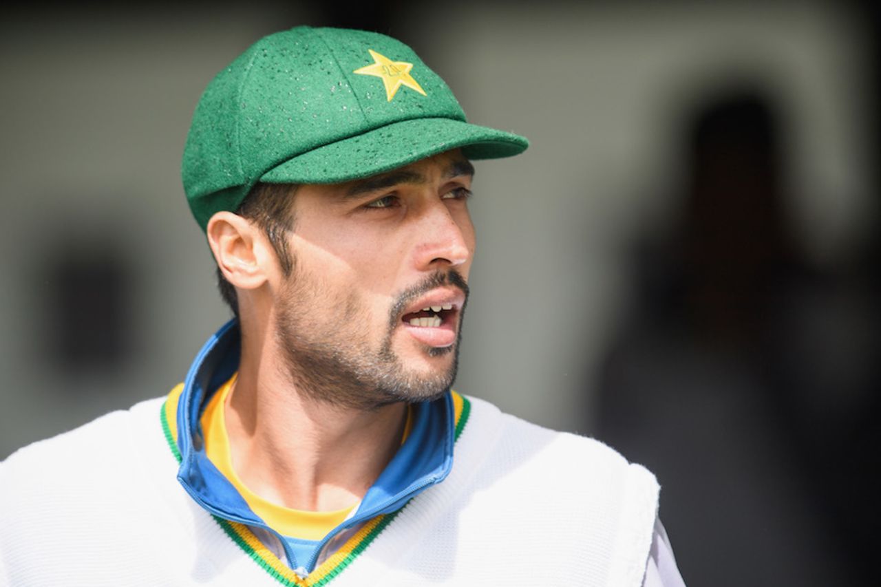 Mohammad Amir wears a rain-spattered cap, New Zealand v Pakistan, 1st Test, Christchurch, 1st day, November 17, 2016