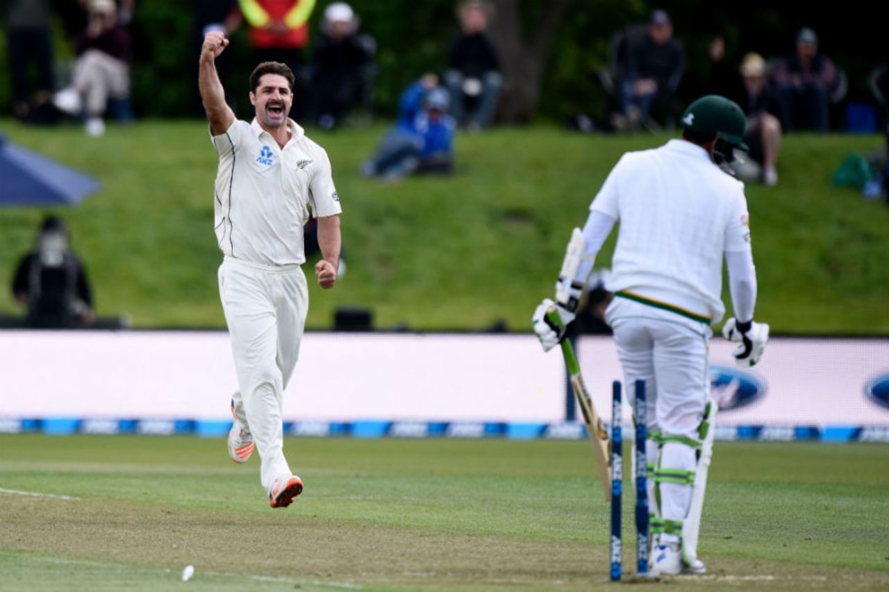Colin de Grandhomme scythes through Azhar Ali's defense to pick up his first Test wicket, New Zealand v Pakistan, 1st Test, Christchurch, 2nd day, November 18, 2016