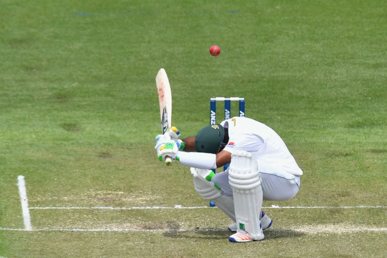 Asad Shafiq ducks under a Neil Wagner bouncer, New Zealand v Pakistan, 1st Test, Christchurch, 2nd day, November 18, 2016