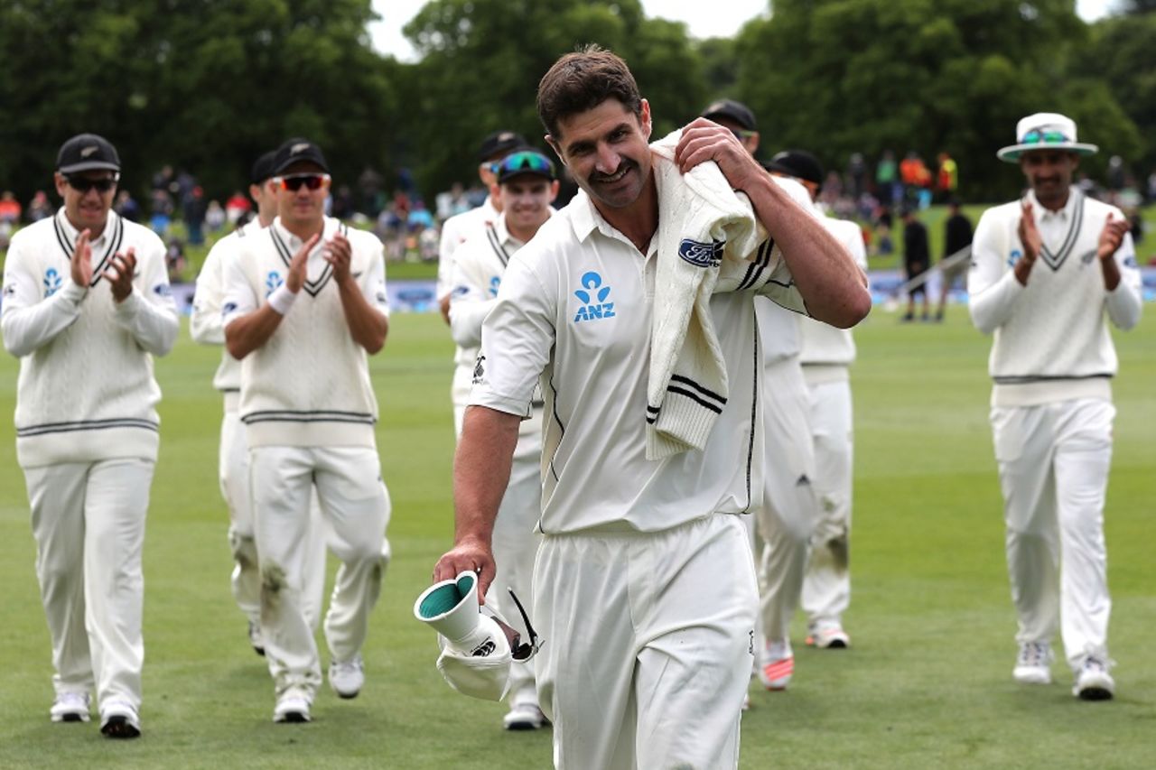 Debutant Colin de Grandhomme is applauded by team-mates as he leads them off the ground, New Zealand v Pakistan, 1st Test, Christchurch, 2nd day, November 18, 2016