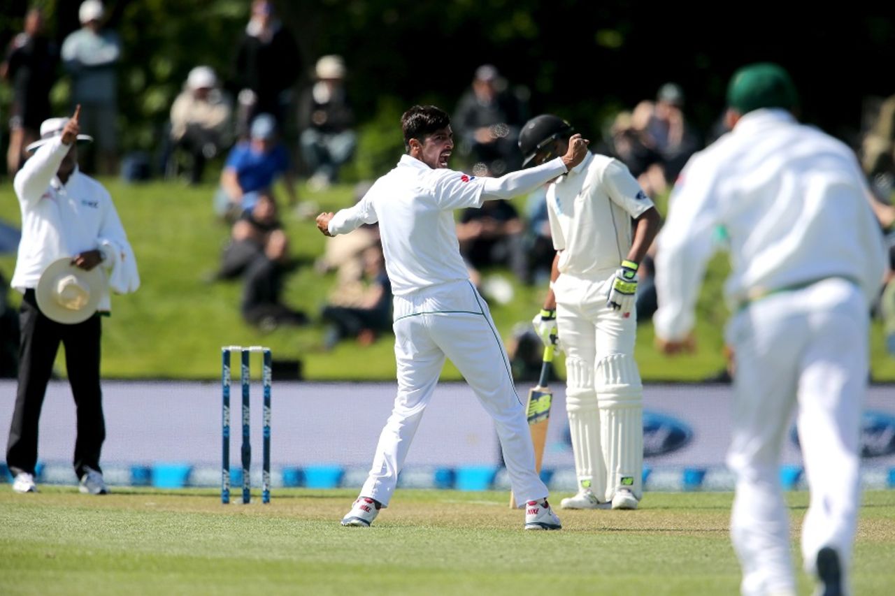 Mohammad Amir breaks out in celebration after he dismisses Tom Latham cheaply, New Zealand v Pakistan, 1st Test, Christchurch, 2nd day, November 18, 2016