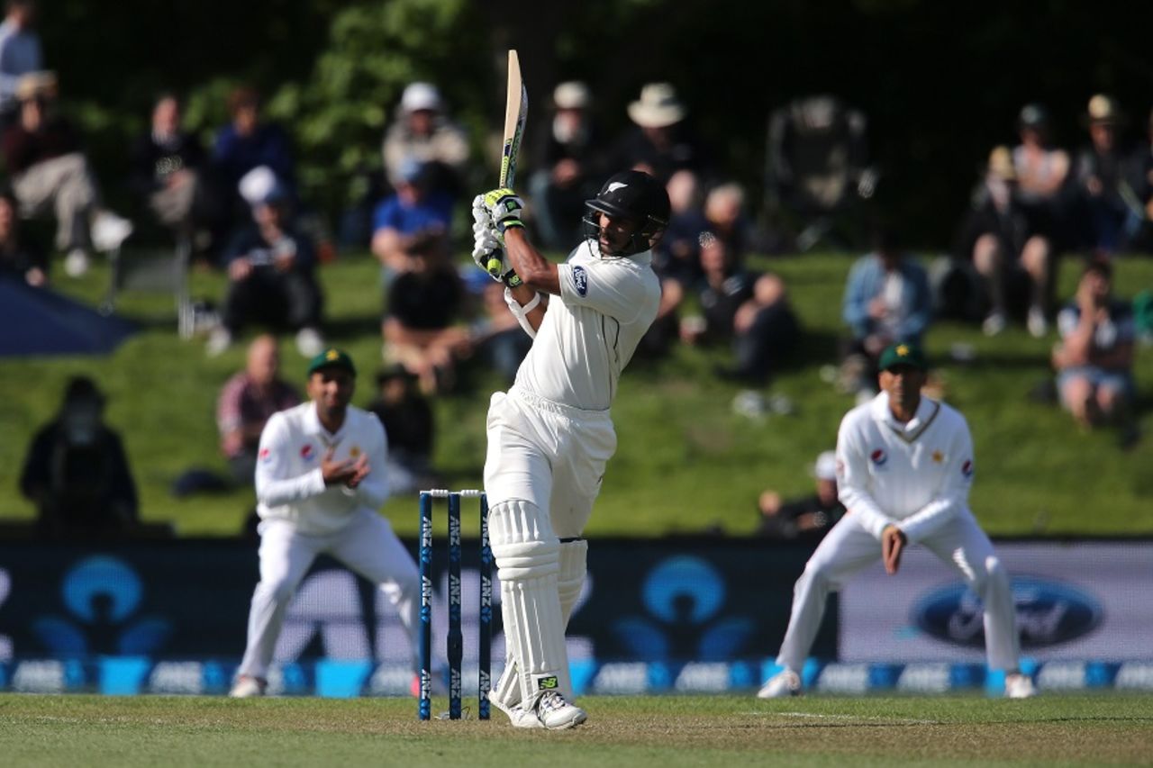 Jeet Raval pulls a short ball away, New Zealand v Pakistan, 1st Test, Christchurch, 2nd day, November 18, 2016