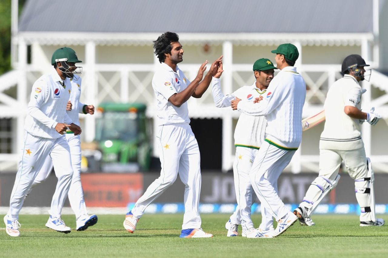 Team-mates congratulate Rahat Ali after he dismisses Ross Taylor behind the wicket, New Zealand v Pakistan, 1st Test, Christchurch, 2nd day, November 18, 2016