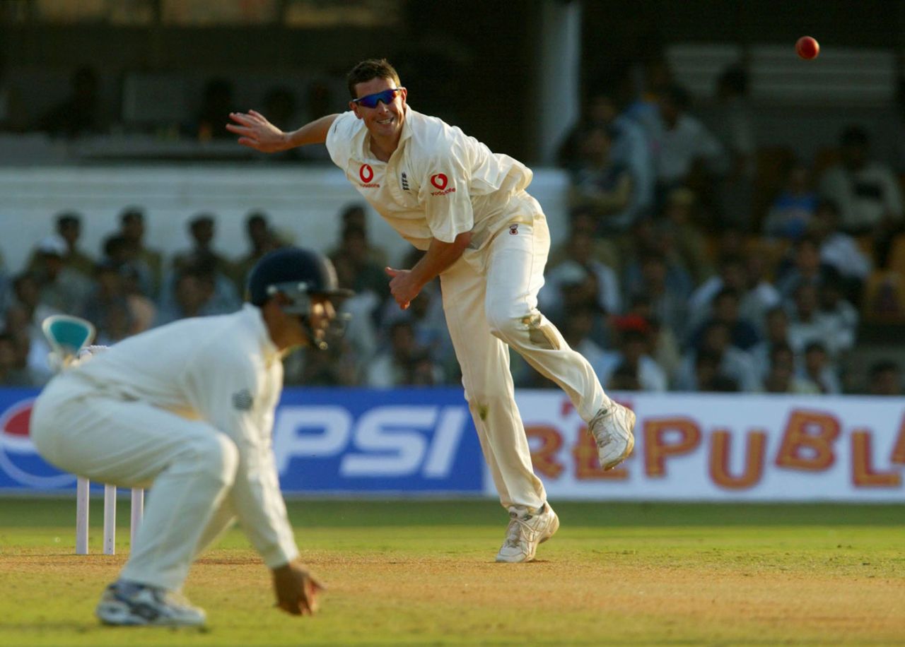 Ashley Giles bowls round the wicket, India v England, 2nd Test, Ahmedabad, 3rd day, December 13, 2001