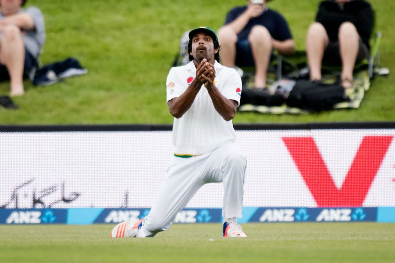 Rahat Ali nervously settles under the ball at fine leg to send back Colin de Grandhomme, New Zealand v Pakistan, 1st Test, Christchurch, 3rd day, November 19, 2016