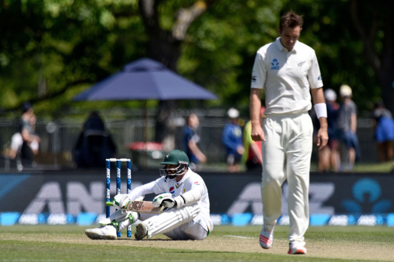 Azhar Ali sits on the floor after losing balance against a bouncer, New Zealand v Pakistan, 1st Test, Christchurch, 3rd day, November 19, 2016