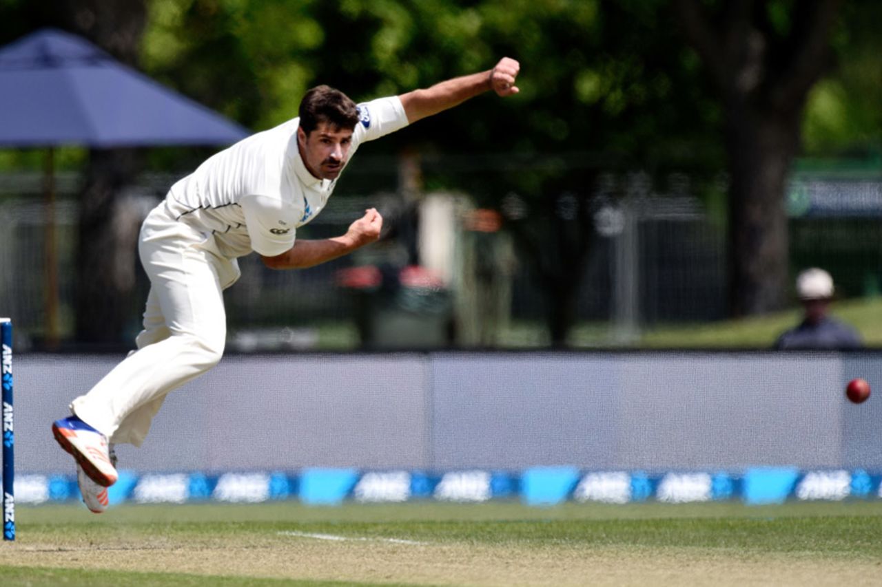 Colin de Grandhomme bowls on the third day, New Zealand v Pakistan, 1st Test, Christchurch, 3rd day, November 19, 2016
