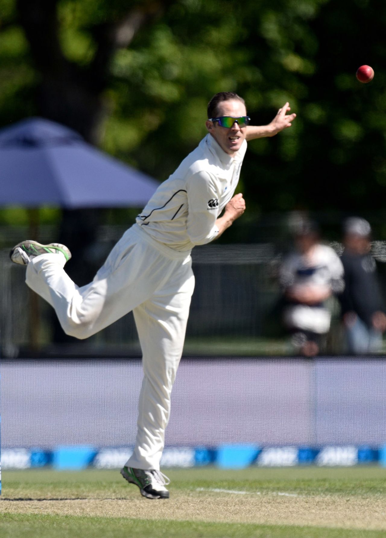 Todd Astle gets through his delivery stride, New Zealand v Pakistan, 1st Test, Christchurch, 3rd day, November 19, 2016