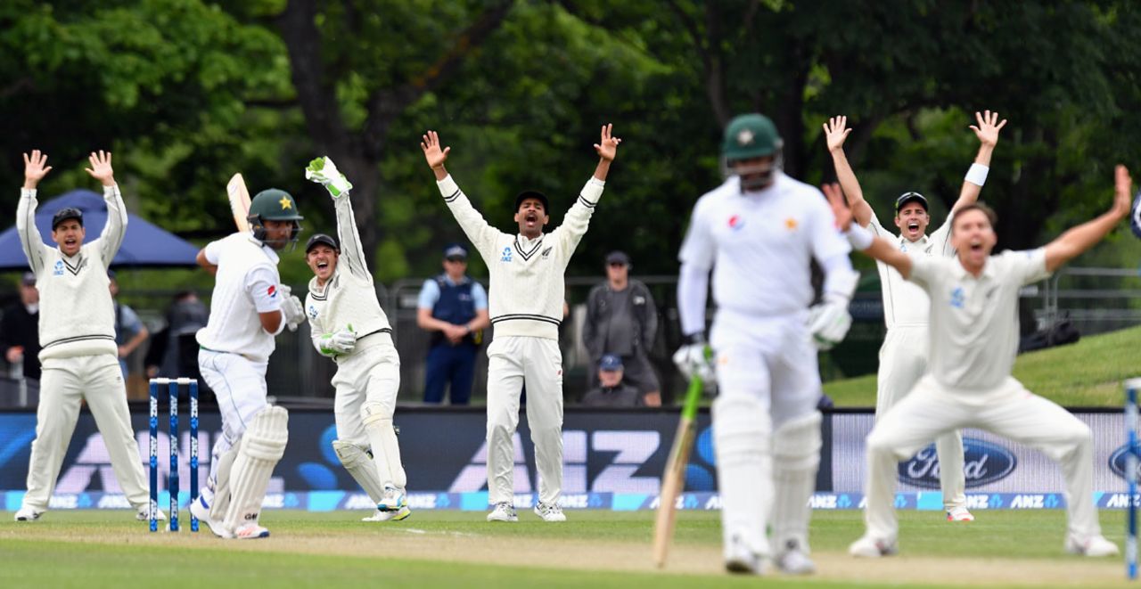 New Zealand go up in appeal, New Zealand v Pakistan, 1st Test, Christchurch, 3rd day, November 19, 2016