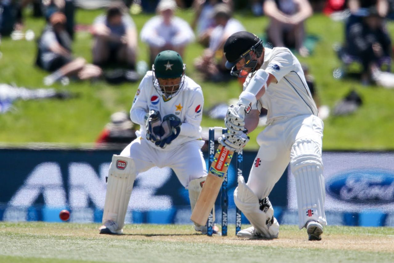 Kane Williamson goes back into the crease to play a late cut, New Zealand v Pakistan, 1st Test, Christchurch, 4th day, November 20, 2016