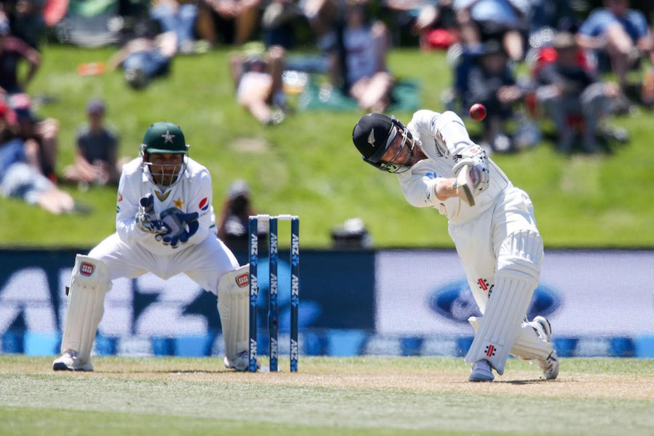 Kane Williamson gives Yasir Shah the charge, New Zealand v Pakistan, 1st Test, Christchurch, 4th day, November 20, 2016