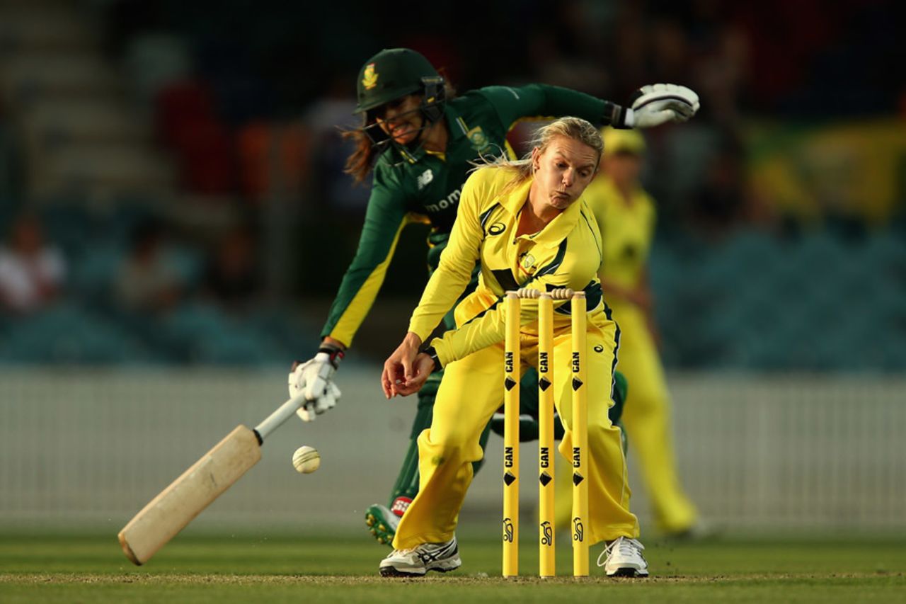Kristen Beams misses the ball as she attempts to run Sune Luus out, Australia v South Africa,  2nd women's ODI, Canberra, November 20, 2016