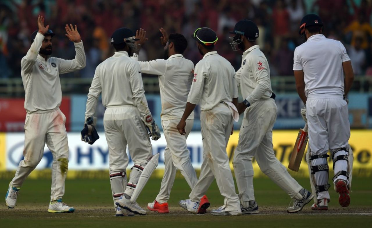 Ravindra Jadeja dismissed Alastair Cook on the stroke of stumps, India v England, 2nd Test, Visakhapatnam, 4th day, November 20, 2016