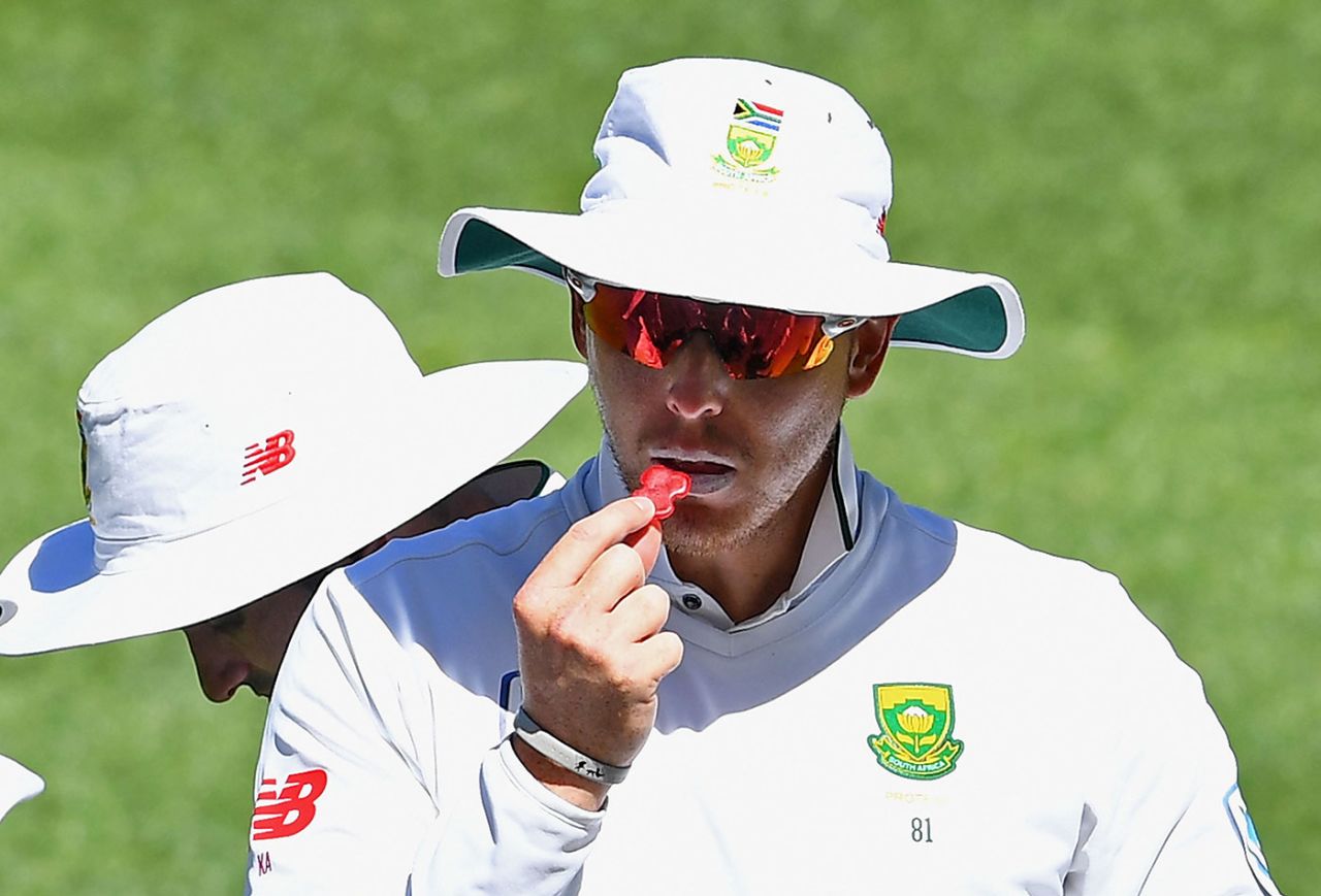Kyle Abbott eats a red lolly, Victoria XI v South Africans, Melbourne, November 19, 2016