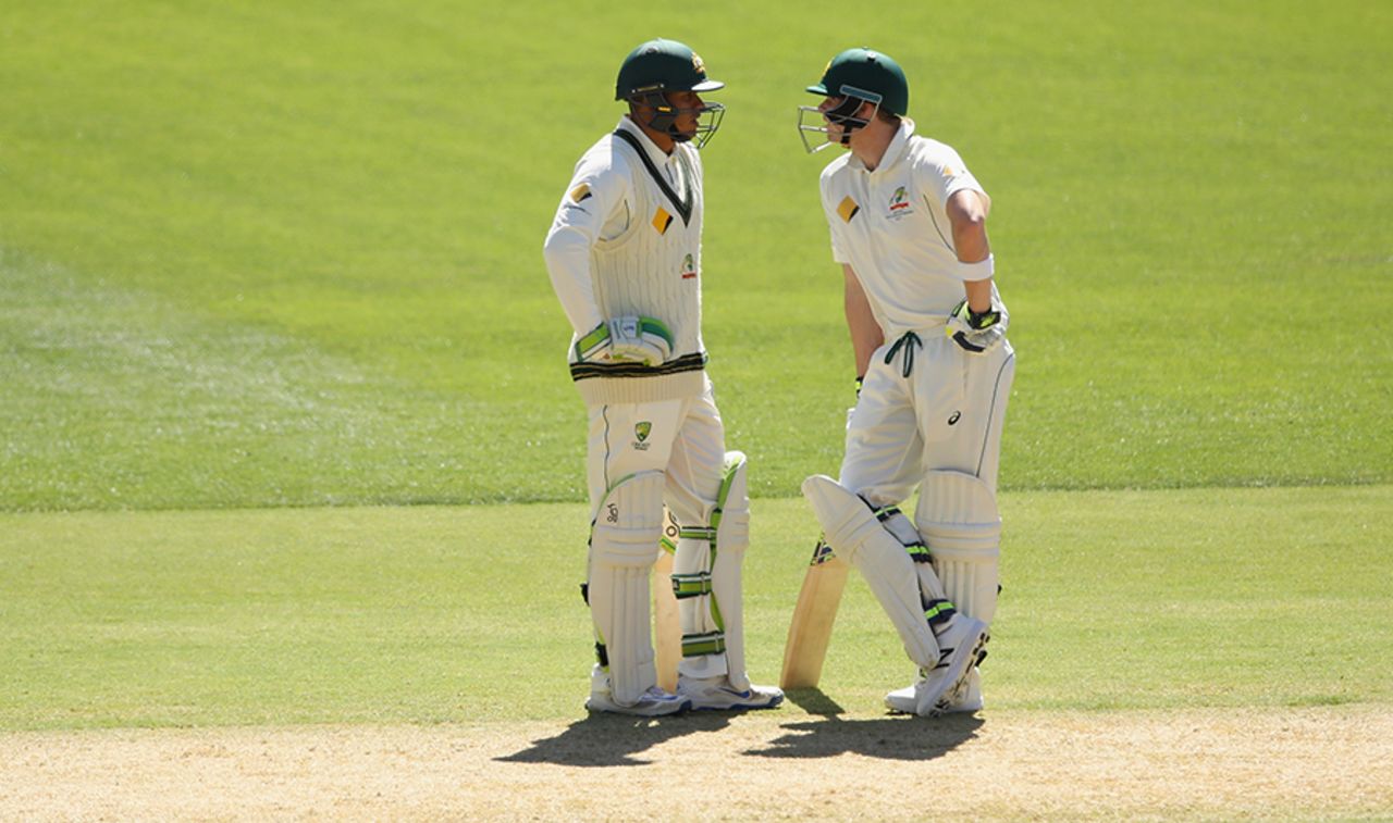 Steven Smith and Usman Khawaja have a chat in between overs, Australia v South Africa, 3rd Test, Adelaide, 2nd day, November 25, 2016
