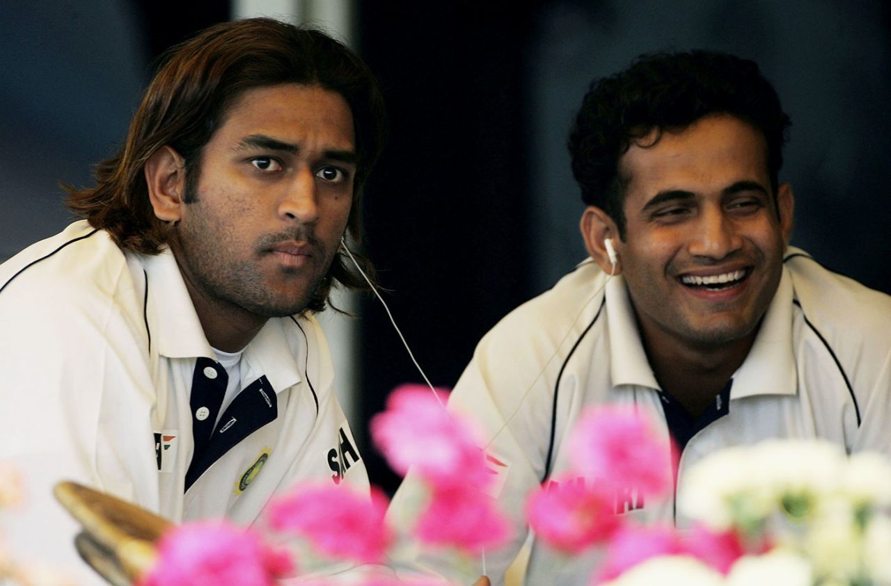 MS Dhoni and Ifran Pathan listen to music, India v England, 2nd Test, Mohali, 2nd day, March 10 2006