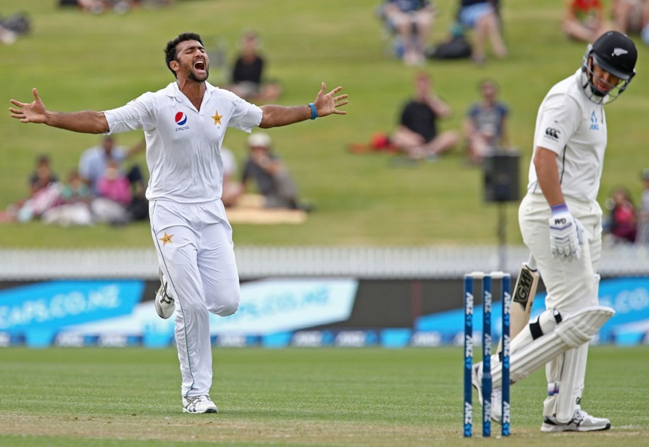 Sohail Khan had Ross Taylor inside-edging behind for 37, New Zealand v Pakistan, 2nd Test, Hamilton, 2nd day, November 26, 2016