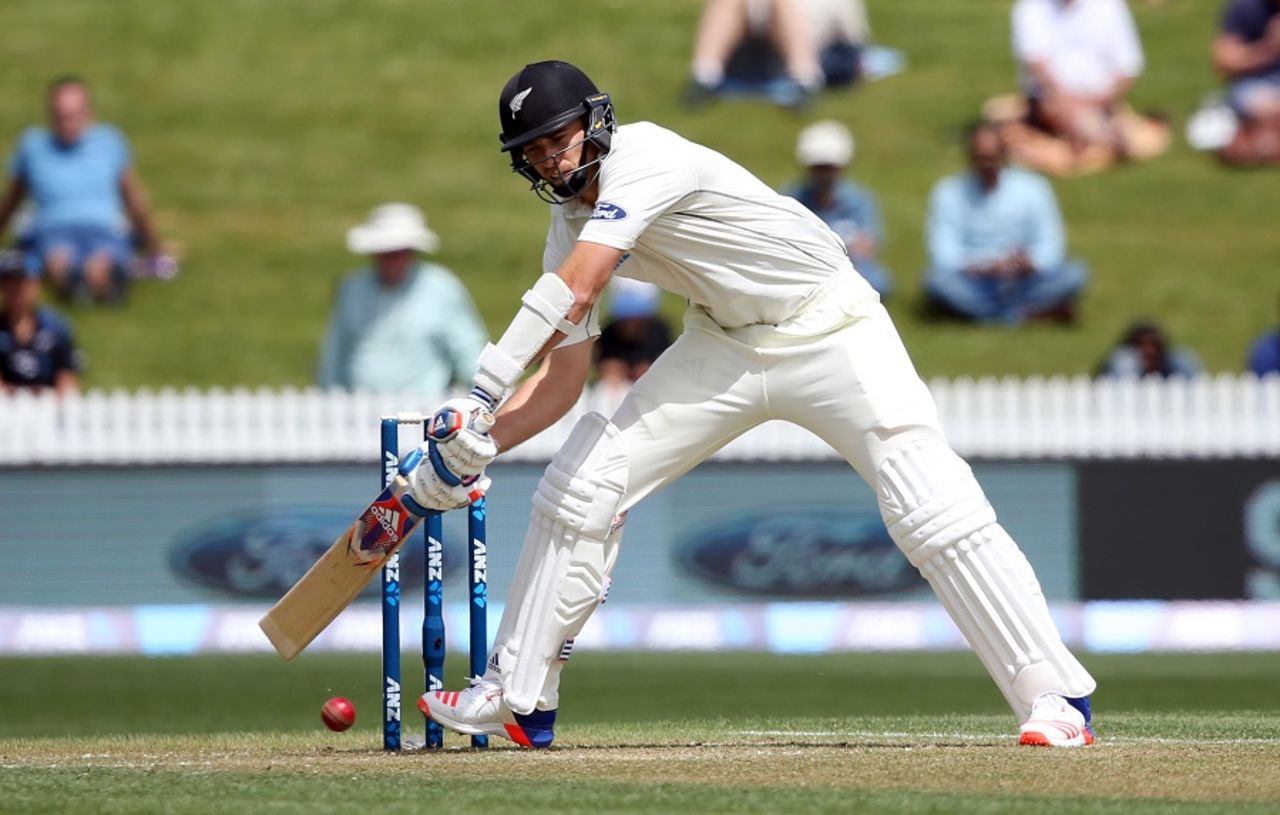 Tim Southee showcases his unorthodoxy, New Zealand v Pakistan, 2nd Test, Hamilton, 2nd day, November 26, 2016