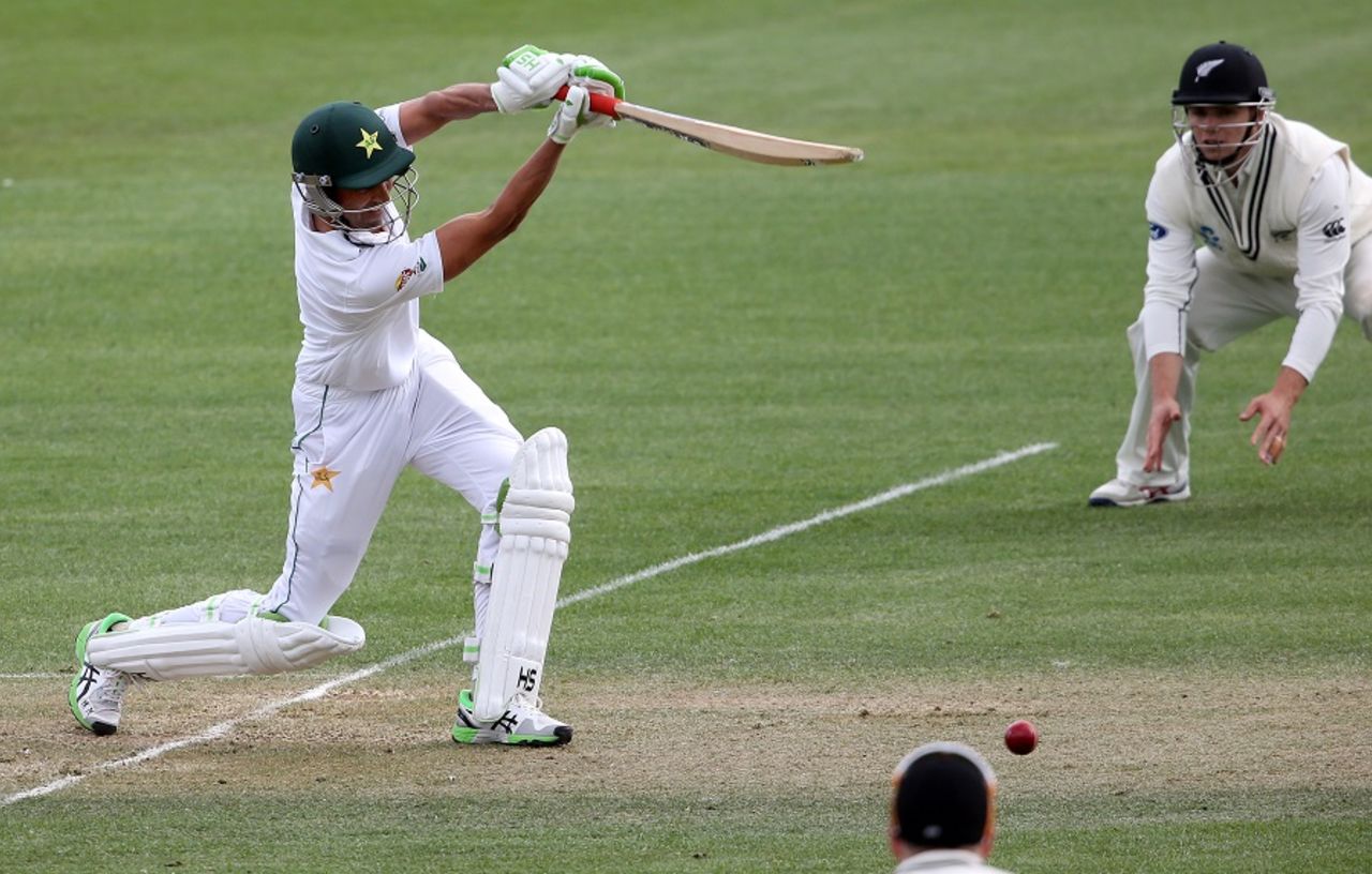 Younis Khan crunches a drive, New Zealand v Pakistan, 2nd Test, Hamilton, 2nd day, November 26, 2016