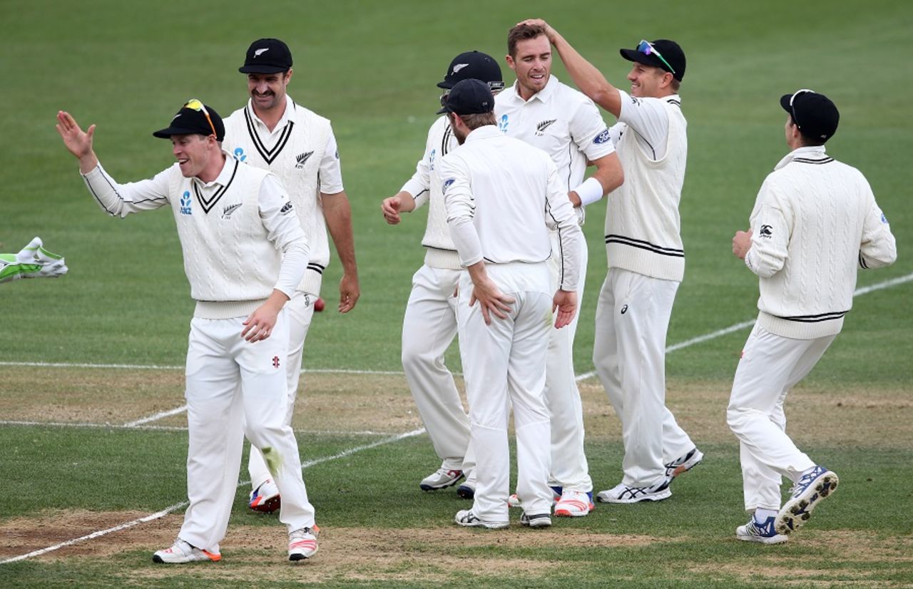 Tim Southee took three wickets in an opening burst, New Zealand v Pakistan, 2nd Test, Hamilton, 2nd day, November 26, 2016