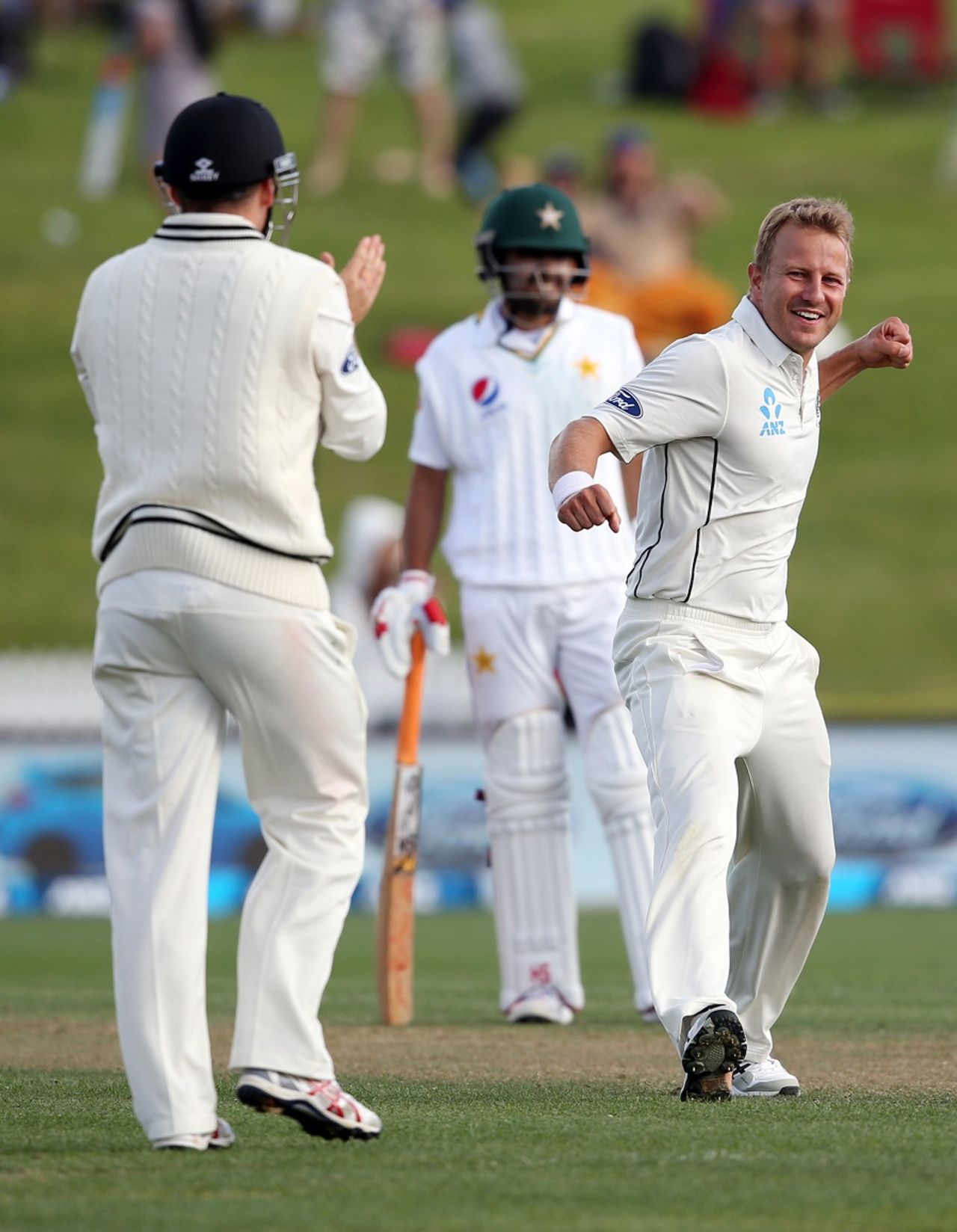 Neil Wagner took two wickets in two balls, New Zealand v Pakistan, 2nd Test, Hamilton, 2nd day, November 26, 2016