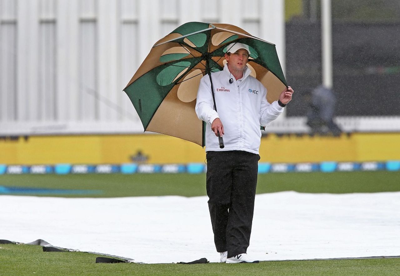 Shaun Haig, the reserve umpire, inspects the covers, New Zealand v Pakistan, 2nd Test, Hamilton, 3rd day, November 27, 2016