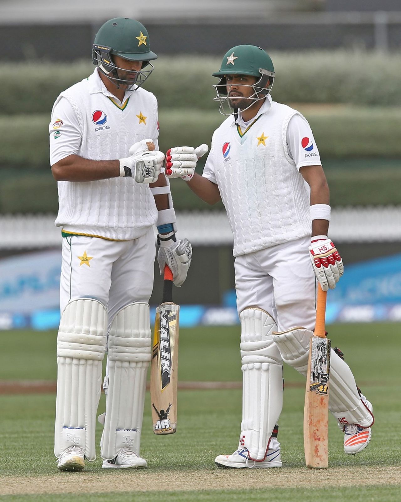 Sohail Khan and Babar Azam punch gloves, New Zealand v Pakistan, 2nd Test, Hamilton, 3rd day, November 27, 2016