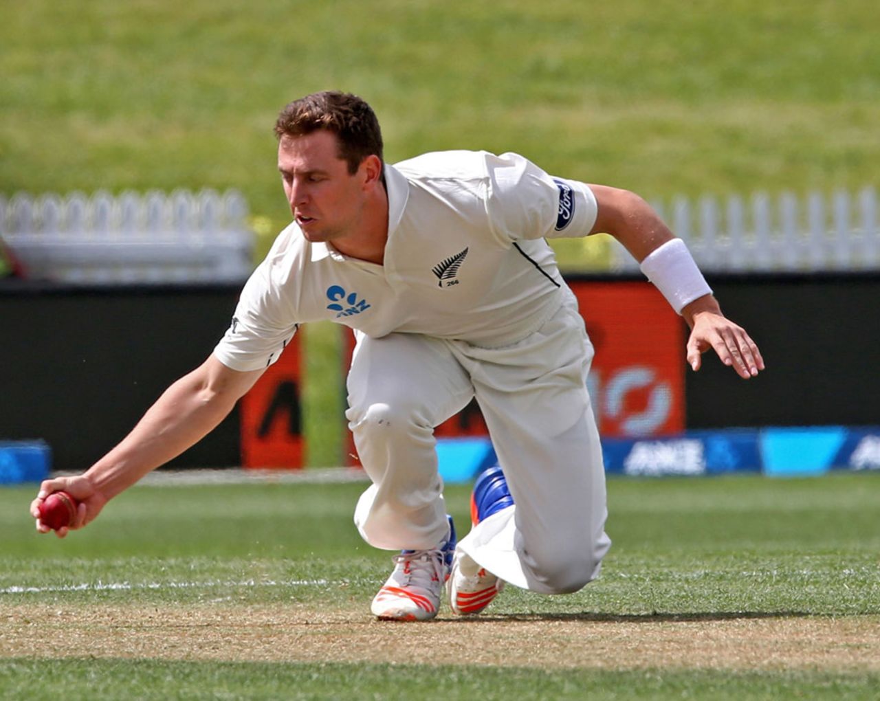 Matt Henry fields off his own bowling, New Zealand v Pakistan, 2nd Test, Hamilton, 3rd day, November 27, 2016