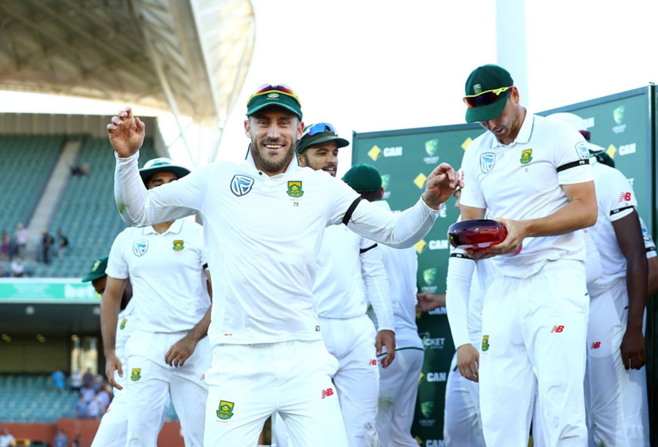 Faf du Plessis is a happy man after the trophy presentation, Australia v South Africa, 3rd Test, Adelaide, 4th day, November 27, 2016