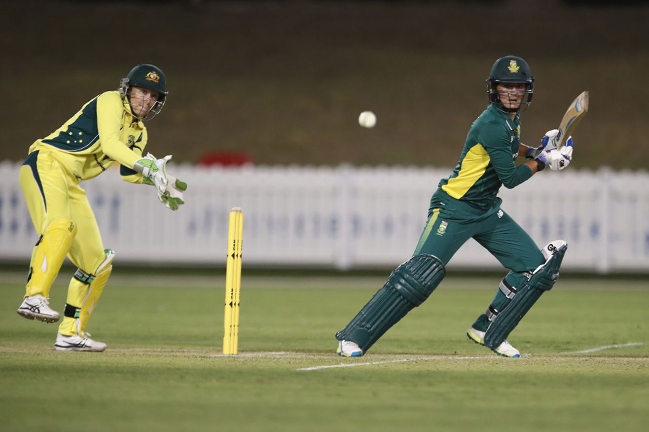 Marizanne Kapp cuts the ball square, Australia v South Africa, 4th women's ODI, Coffs Harbour, November 27, 2016