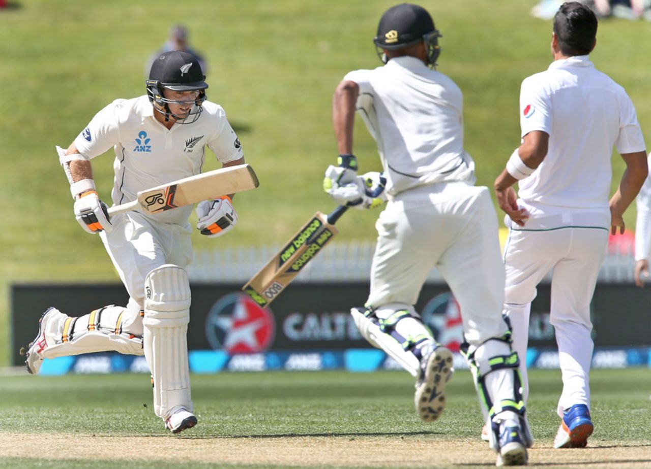 Tom Latham takes off for a run, New Zealand v Pakistan, 2nd Test, Hamilton, 4th day, November 28, 2016