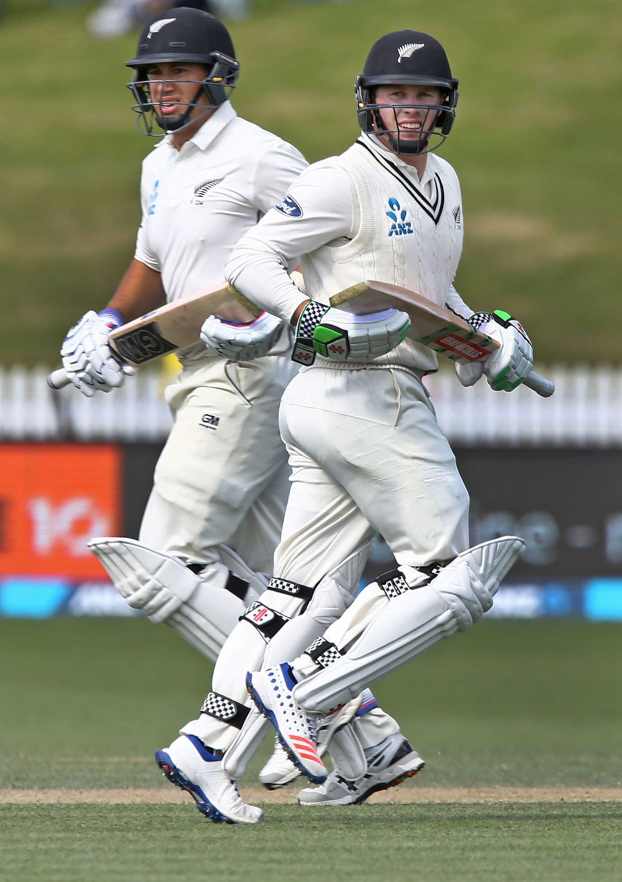 Ross Taylor and Henry Nicholls run during their 60-run stand, New Zealand v Pakistan, 2nd Test, Hamilton, 4th day, November 28, 2016