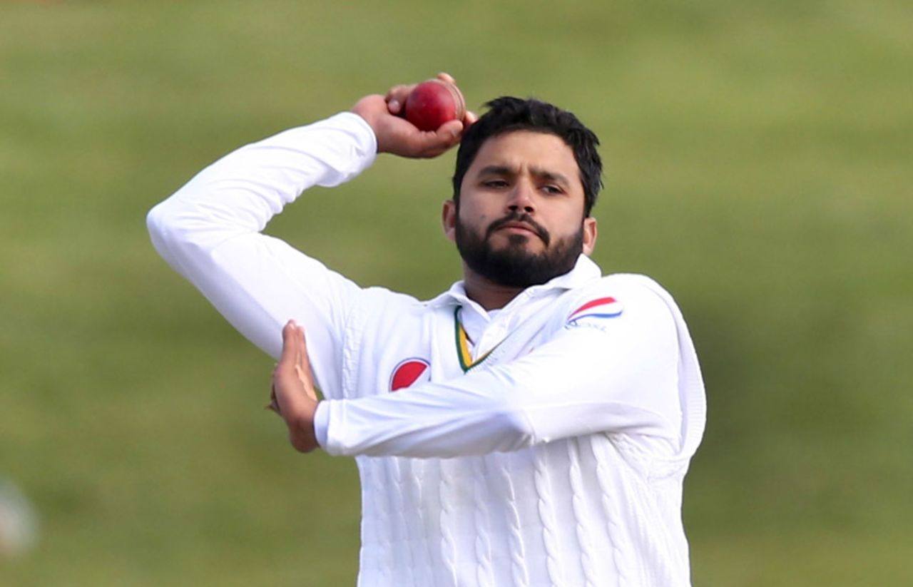 Azhar Ali filled in for Yasir Shah, who was absent from Pakistan's all-pace bowling line-up, New Zealand v Pakistan, 2nd Test, Hamilton, 4th day, November 28, 2016