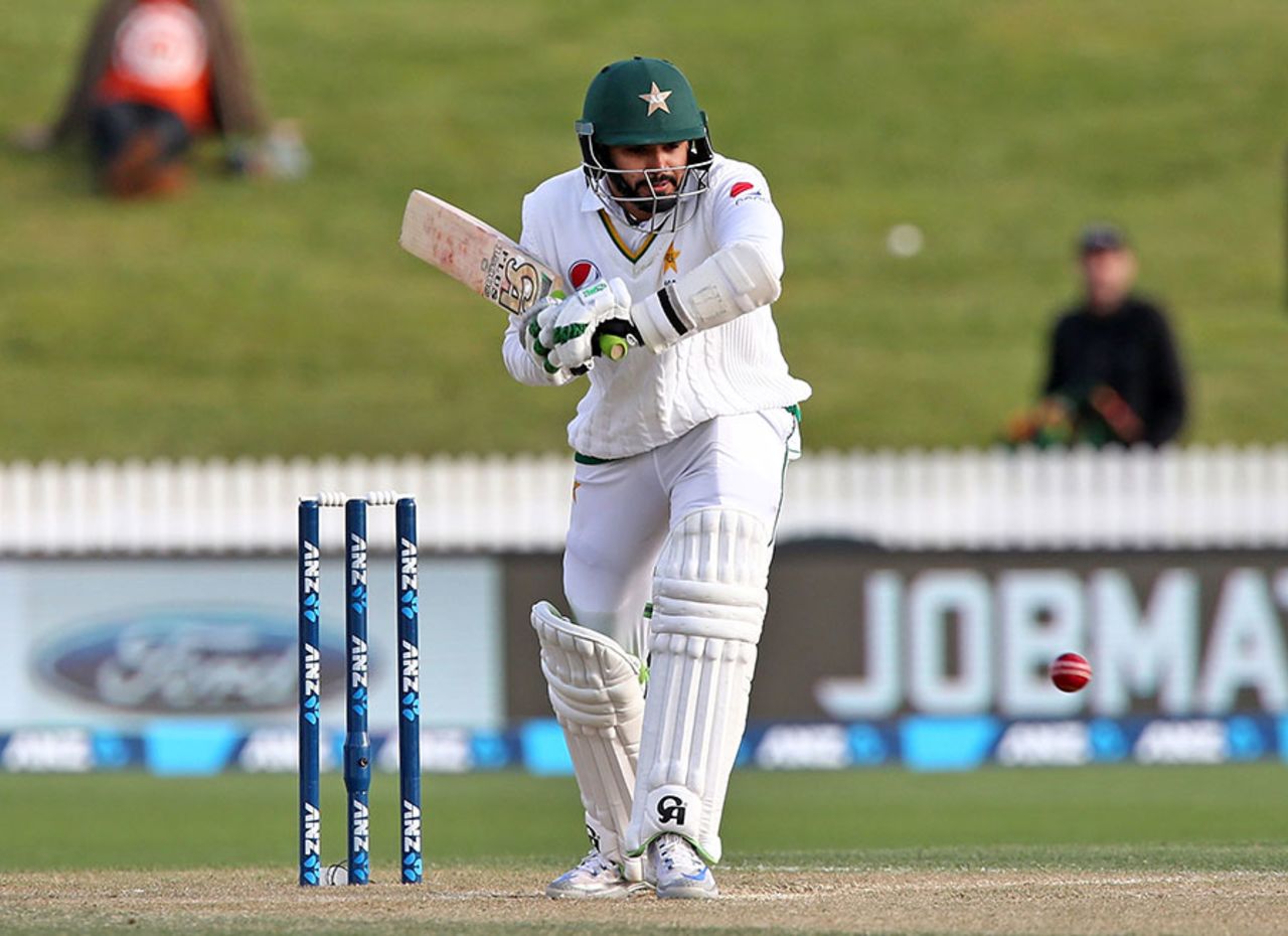 Azhar Ali watches the ball closely, New Zealand v Pakistan, 2nd Test, Hamilton, 5th day, November 29, 2016