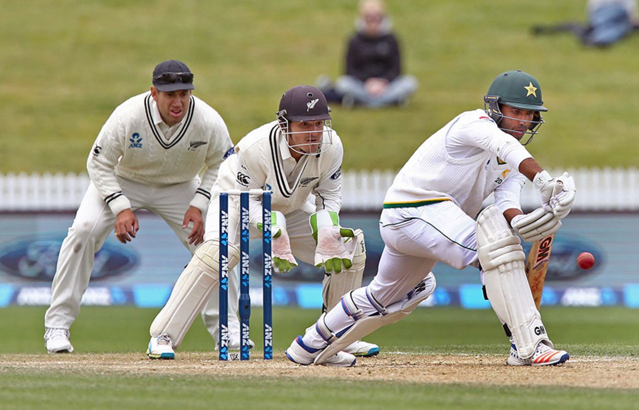 Sami Aslam stretches out to defend, New Zealand v Pakistan, 2nd Test, Hamilton, 5th day, November 29, 2016