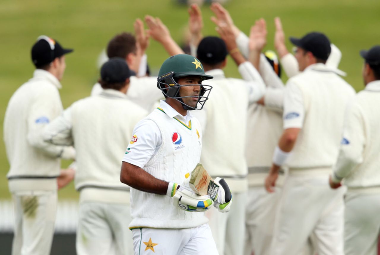 Asad Shafiq walks back as New Zealand celebrate behind him, New Zealand v Pakistan, 2nd Test, Hamilton, 5th day, November 29, 2016