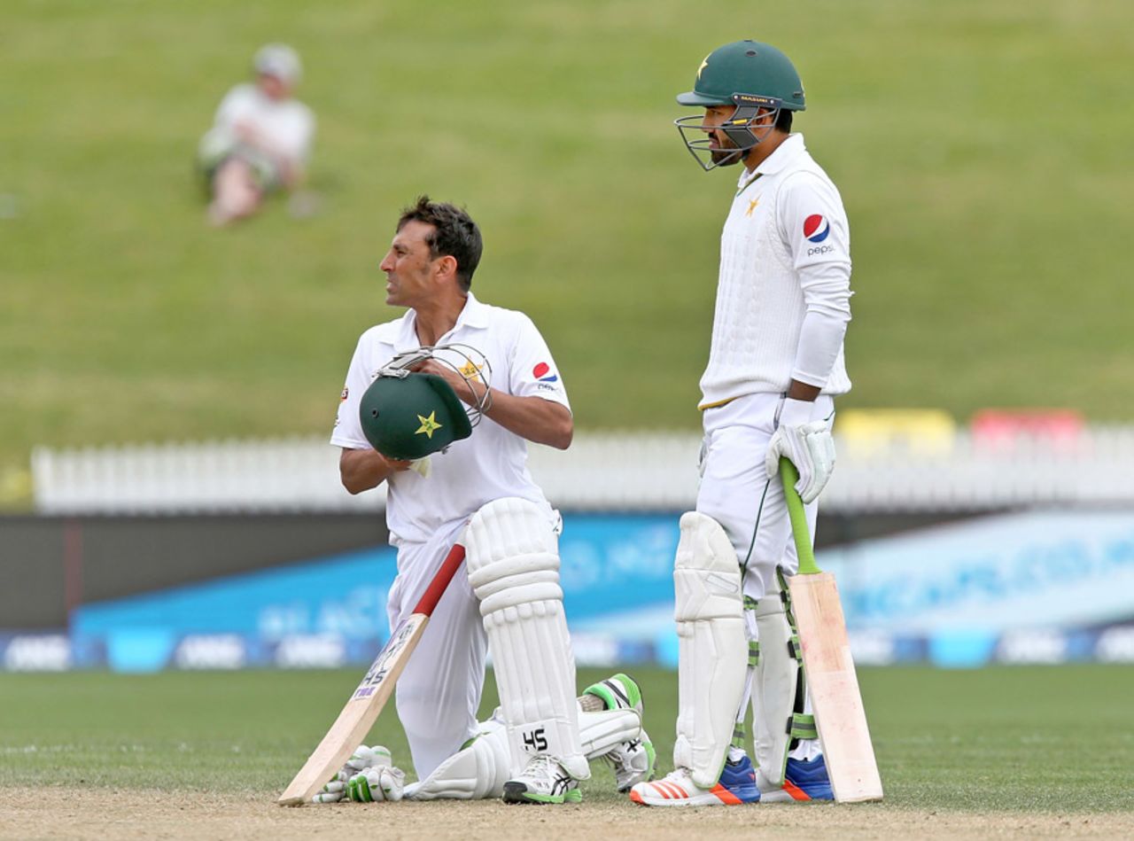 Younis Khan waits for the third umpire's decision, New Zealand v Pakistan, 2nd Test, Hamilton, 5th day, November 29, 2016