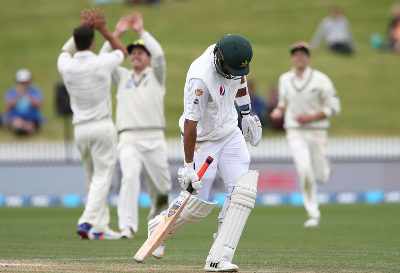 Sohail Khan is frustrated after his dismissal, New Zealand v Pakistan, 2nd Test, Hamilton, 5th day, November 29, 2016