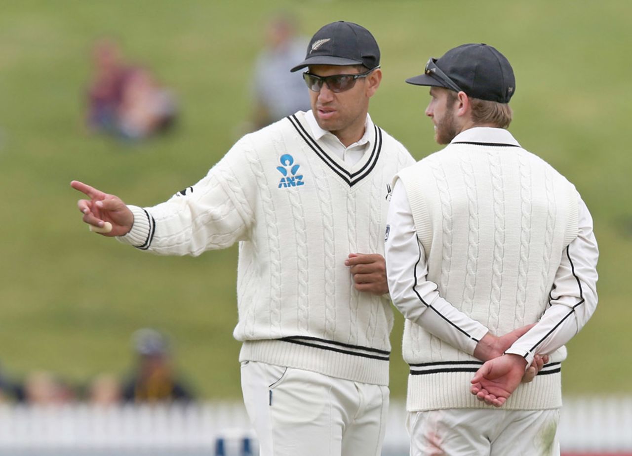 Ross Taylor offers his wisdom to Kane Williamson, New Zealand v Pakistan, 2nd Test, Hamilton, 5th day, November 29, 2016