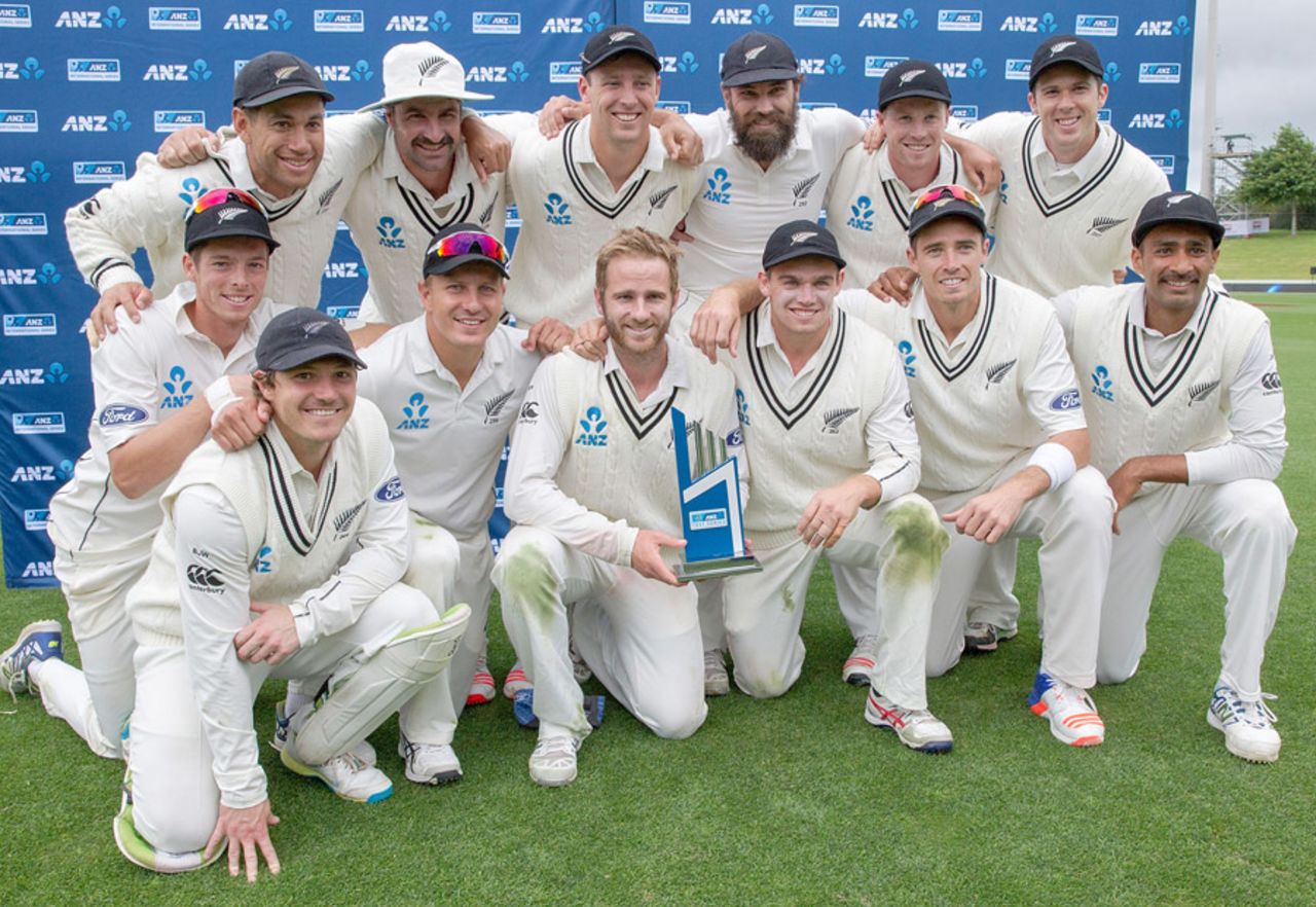 New Zealand pose with the trophy after completing a 2-0 whitewash, New Zealand v Pakistan, 2nd Test, Hamilton, 5th day, November 29, 2016