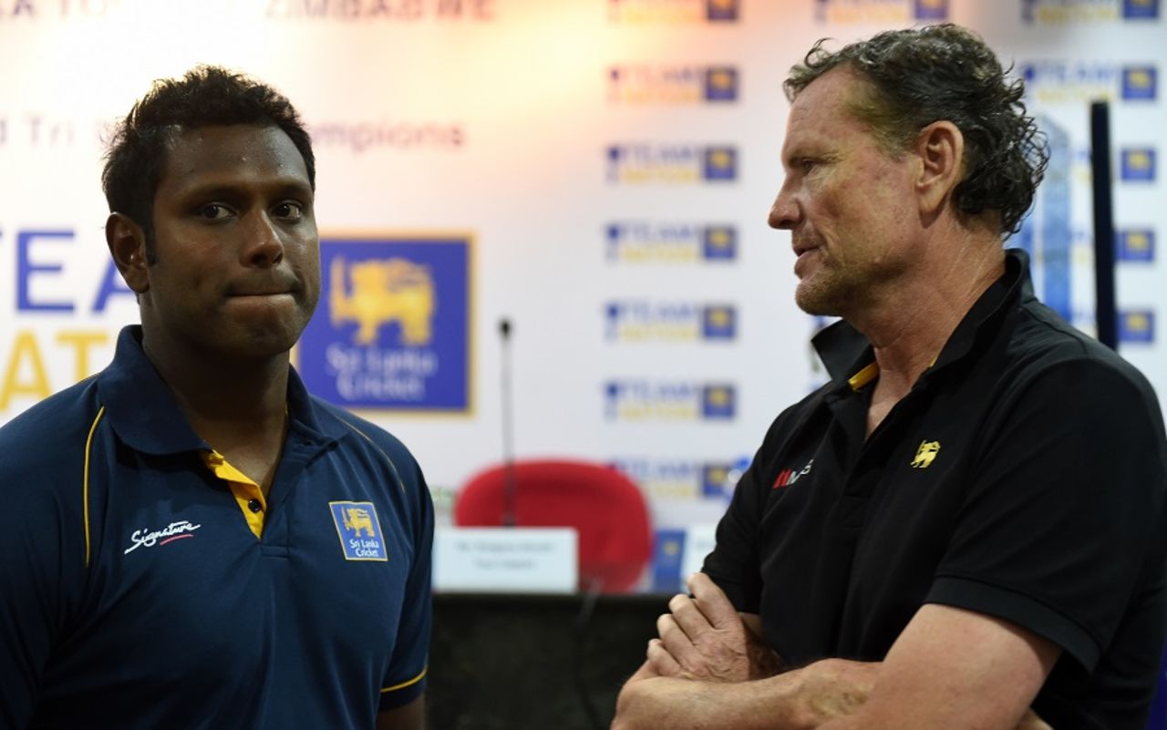 Sri Lanka's captain Angelo Mathews has a chat with coach Graham Ford, Colombo, November 29, 2016