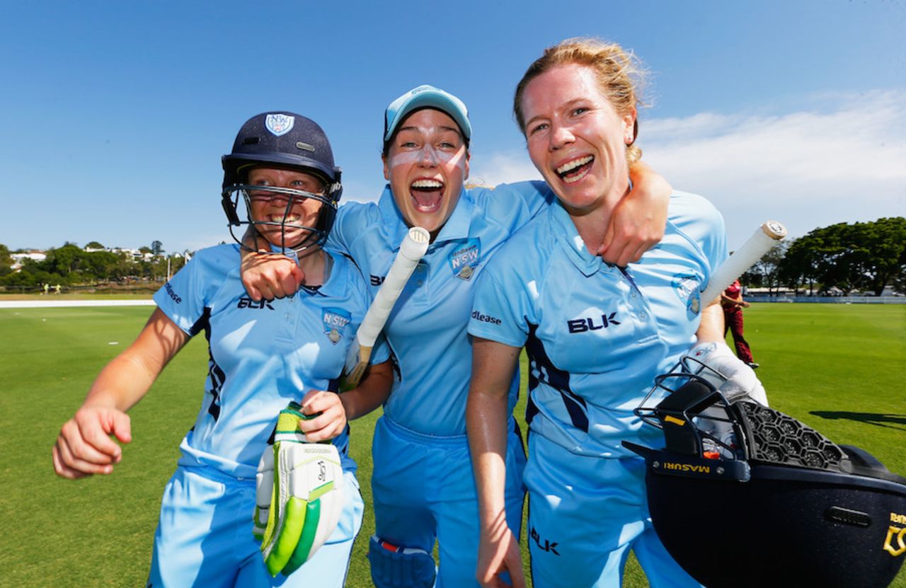 Alyssa Healy, Ellyse Perry and Alex Blackwell celebrate their title win, Queensland v New South Wales, WNCL 2016-17 final, Brisbane, December 3, 2016