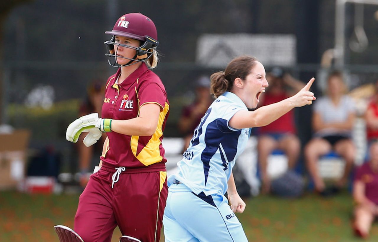 Rene Farrell dismissed Beth Mooney on the first ball of the match, Queensland v New South Wales, WNCL 2016-17 final, Brisbane, December 3, 2016