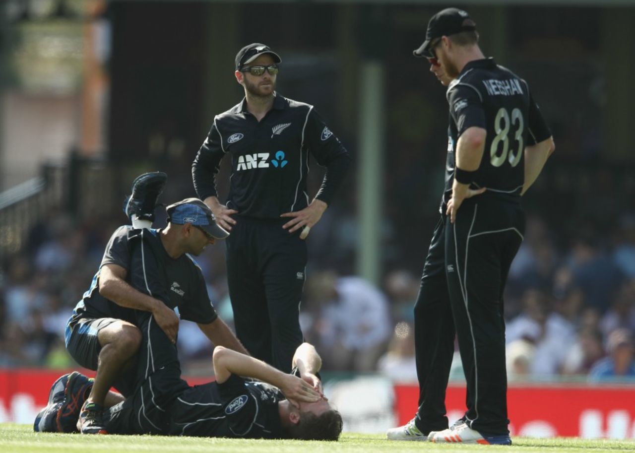 Lockie Ferguson receives treatment on his left leg, Australia v New Zealand, 1st ODI, Sydney, December 4, 2016